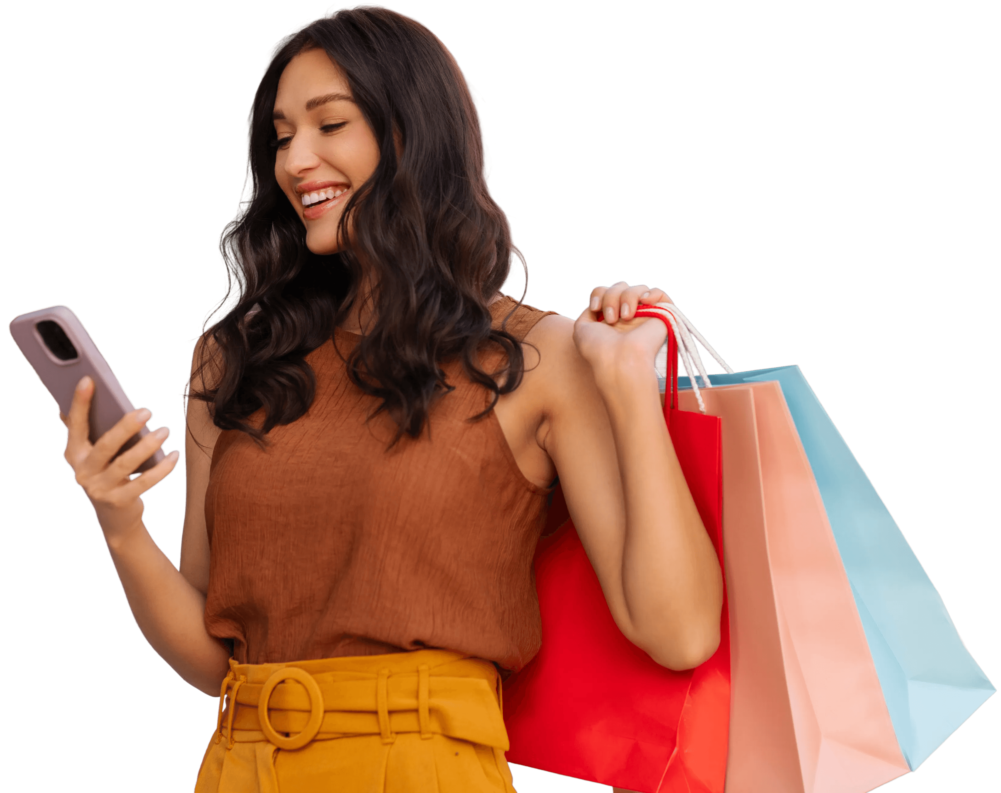 Mulher com sacolas de compras olhando alegremente para o seu celular